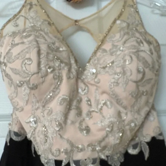 Graduation Gown - Picture 4 of 9